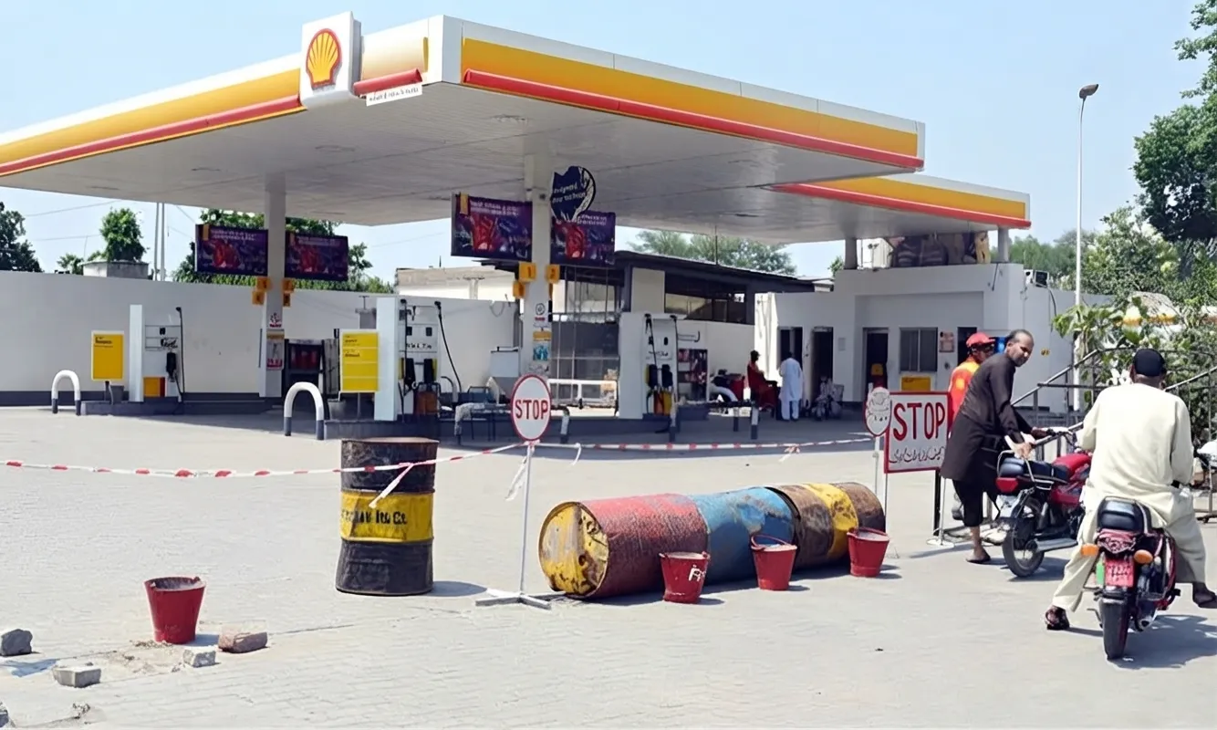 Pakistan Shuts Down Around 2,500 Petrol Pumps in Crackdown on Illegal Fuel Sales